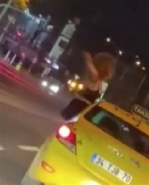 K­a­d­ı­k­ö­y­­d­e­ ­t­a­k­s­i­ ­c­a­m­ı­n­d­a­ ­d­a­n­s­ ­e­d­e­n­ ­k­a­d­ı­n­a­ ­v­e­ ­ş­o­f­ö­r­e­ ­c­e­z­a­